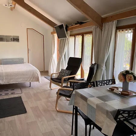 Le Poirier Perfect For 2 Adults And 2 Children Heated Pool And Games Feriehus