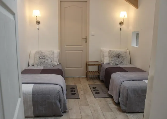 Сasa de vacaciones Le Poirier Perfect For 2 Adults And 2 Children Heated Pool And Games *