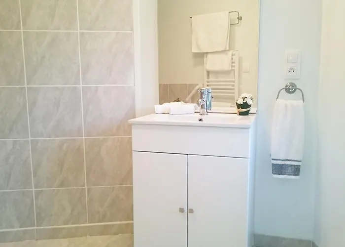 Сasa de vacaciones Le Poirier Perfect For 2 Adults And 2 Children Heated Pool And Games