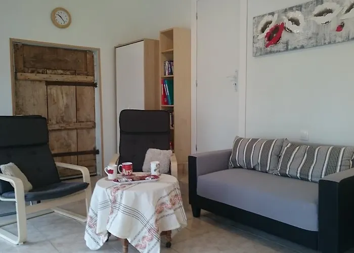 Сasa de vacaciones Le Poirier Perfect For 2 Adults And 2 Children Heated Pool And Games